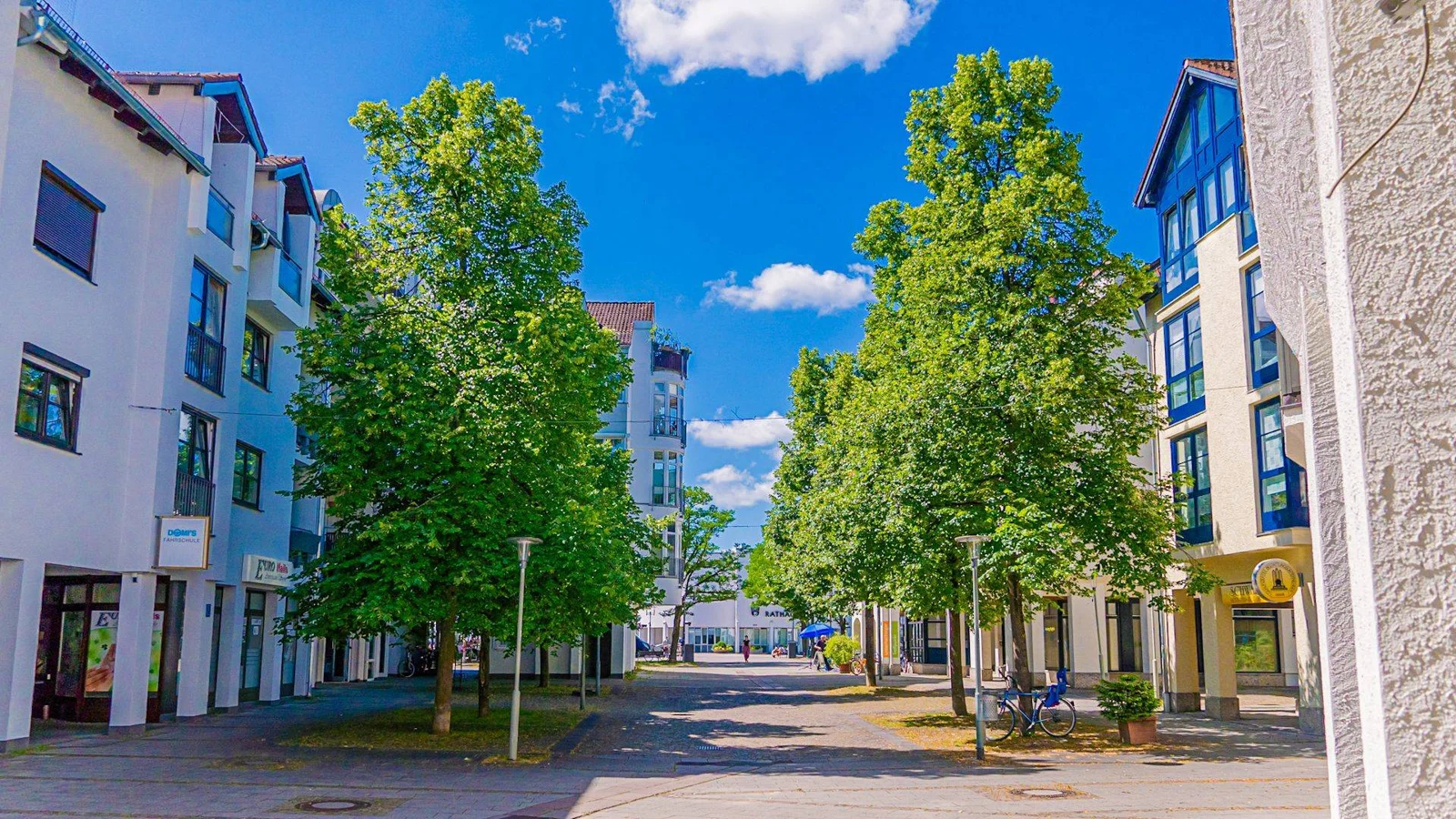 Blick über den Rathausplatz zum Rathaus in Unterhaching