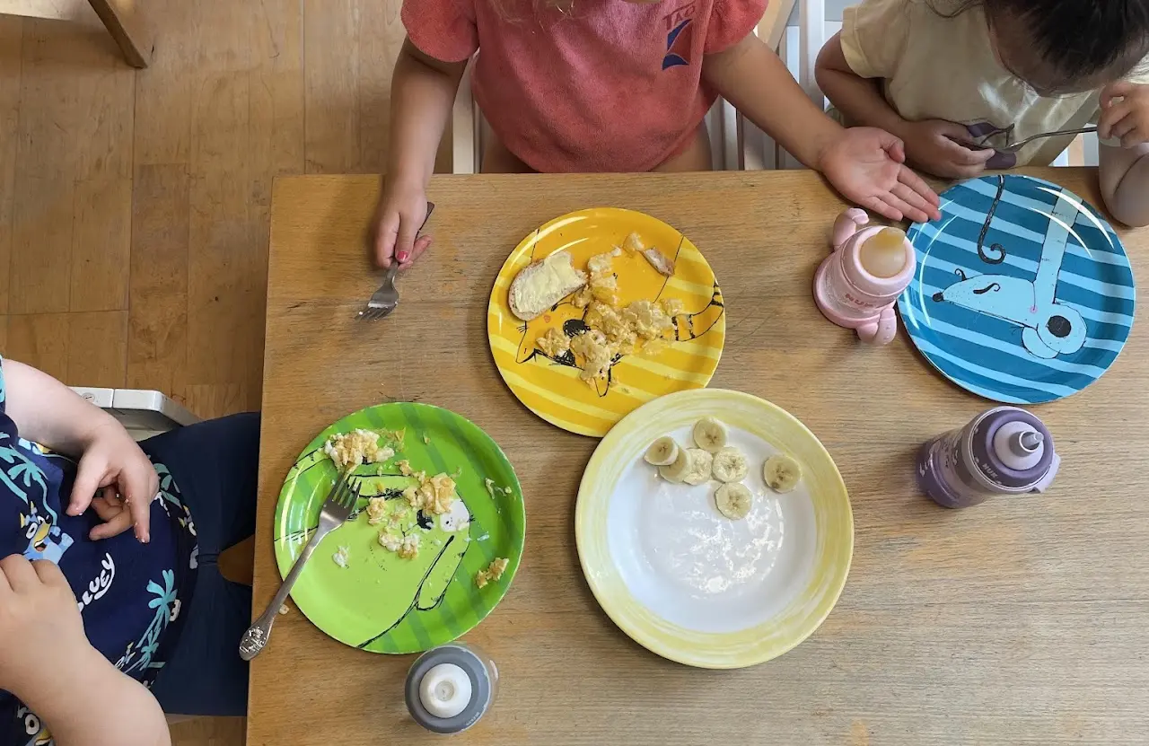 Gemeinsame Mahlzeit mit frischem Obst am Kindertisch