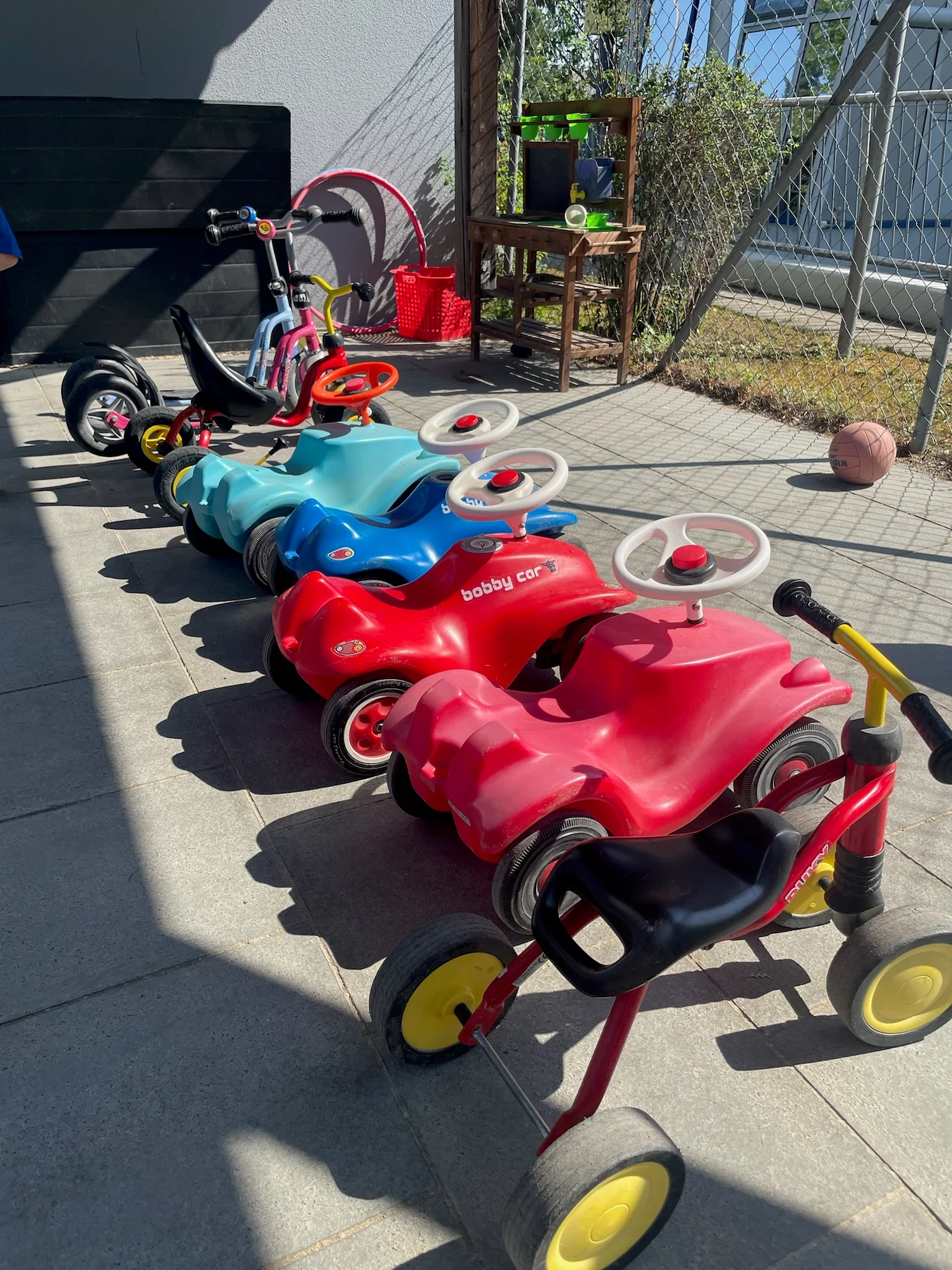 Bobbycars, Dreiräder und Laufräder auf der Terrasse
