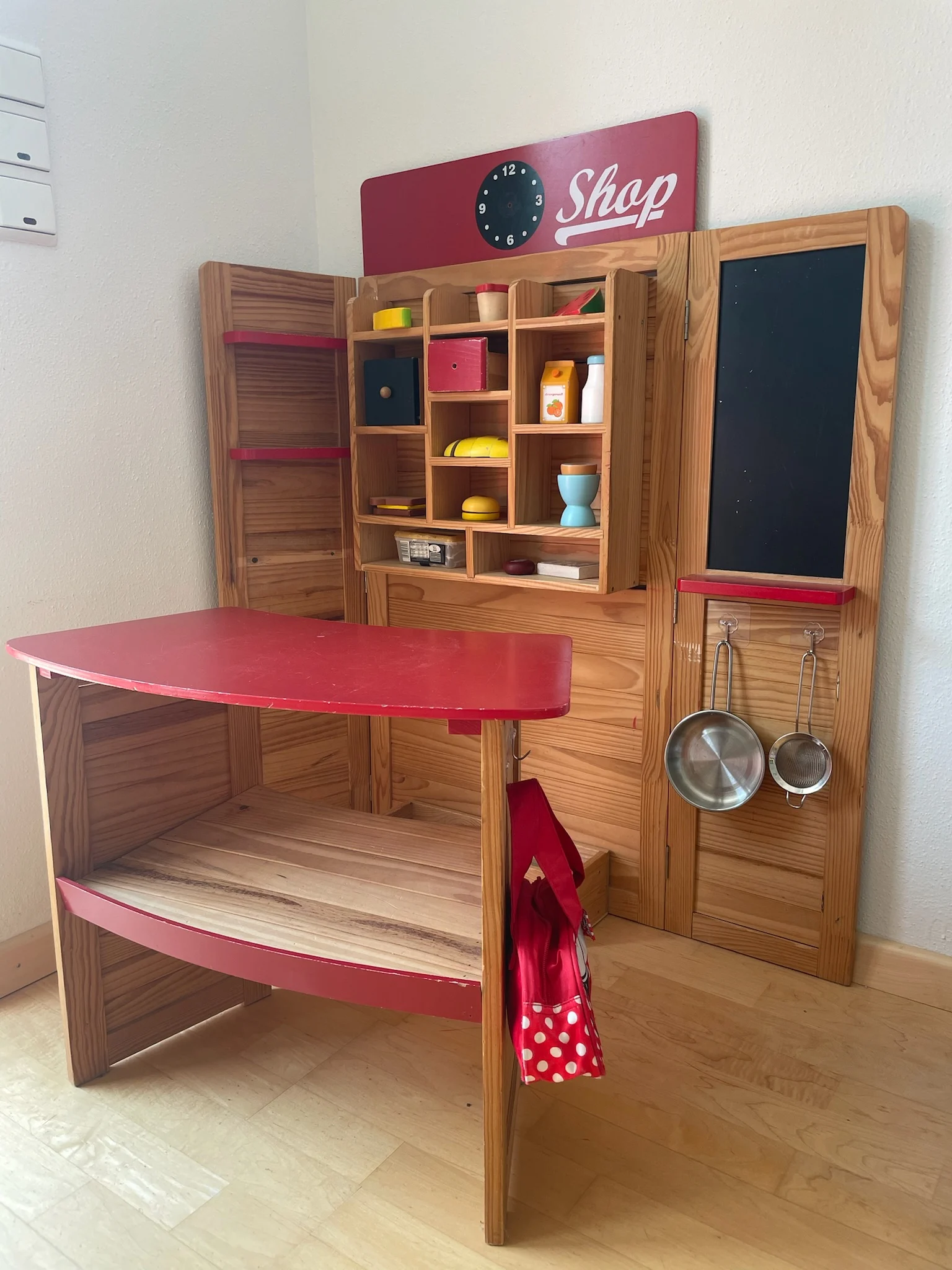 Kaufladen aus Holz mit Spielküche und kleinen Lebensmitteln