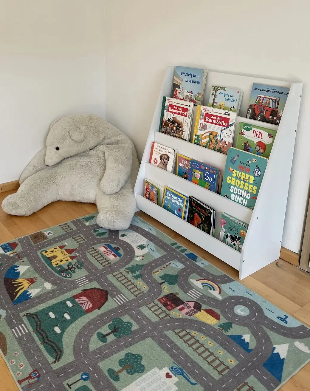 Gemütliche Leseecke mit Büchern und einem großen Stofftier