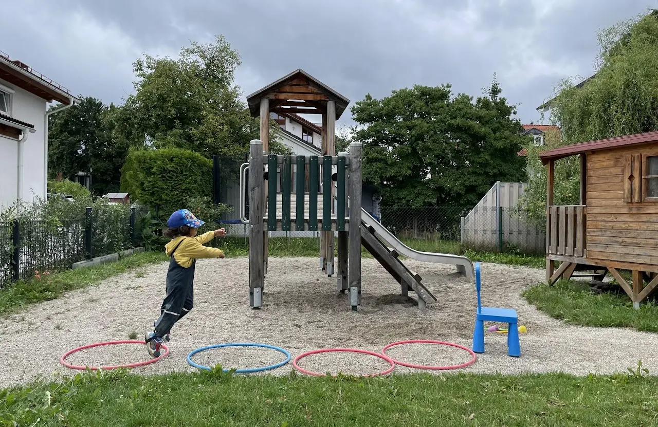 Kind läuft durch einen Bewegungsparcours im Garten
